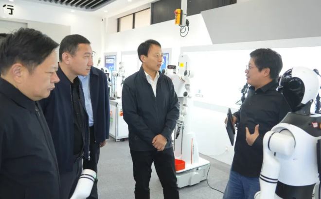 區領導調研機器人產業鏈樞紐平臺建設